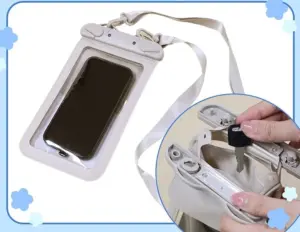【2026年最新】夏レジャーに最適!ニトリ デコホームの「ポケット付き防滴スマホケース」が超便利です