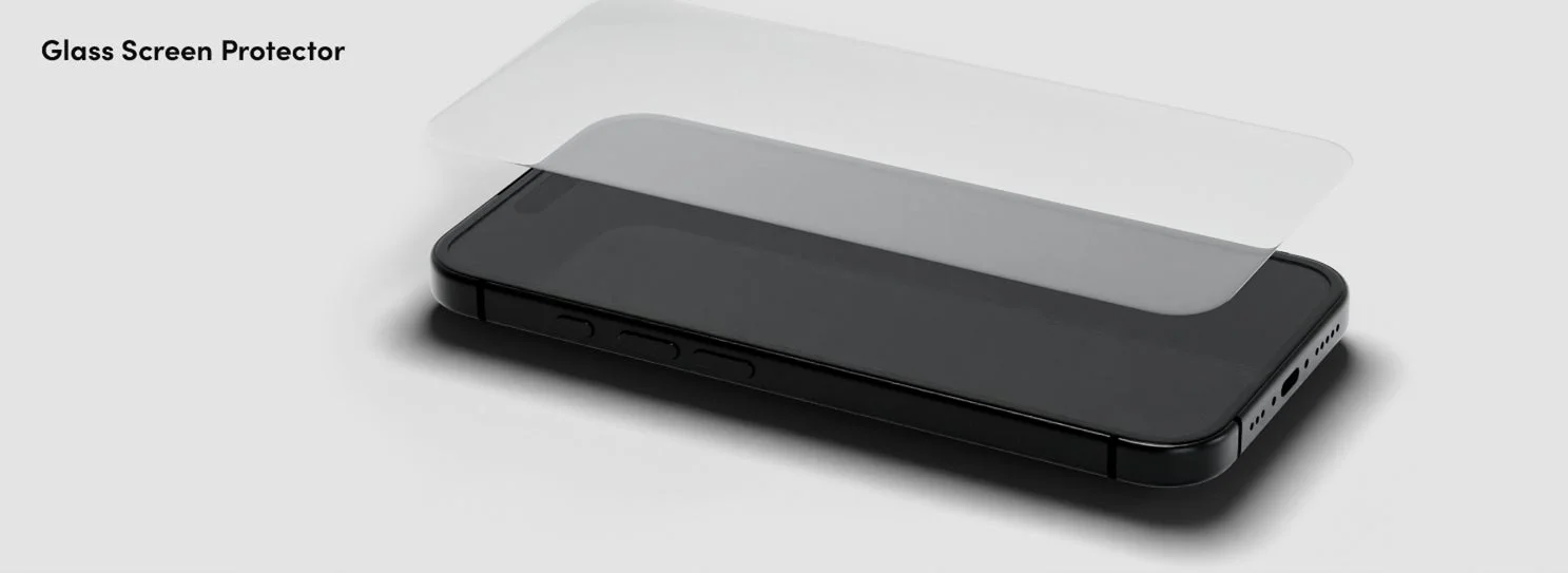 黒いスマートフォンにガラス製スクリーンプロテクターが置かれている画像です。保護フィルムの装着を想起させます。