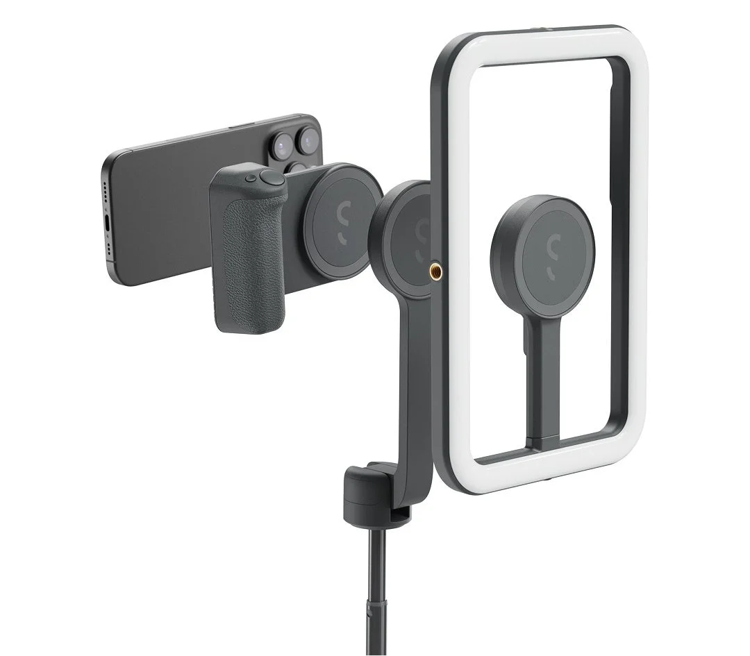 スマートフォンを撮影用グリップとリングライトに装着し、スタンドに取り付けた状態の画像です。