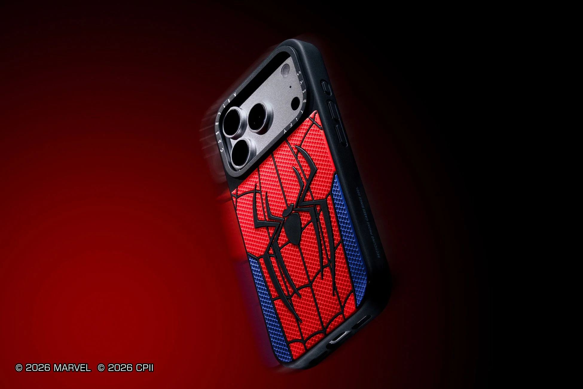 スパイダーマンのウェブデザインが施されたCasetify製iPhoneケースが、赤と黒の背景に浮かび上がっています。