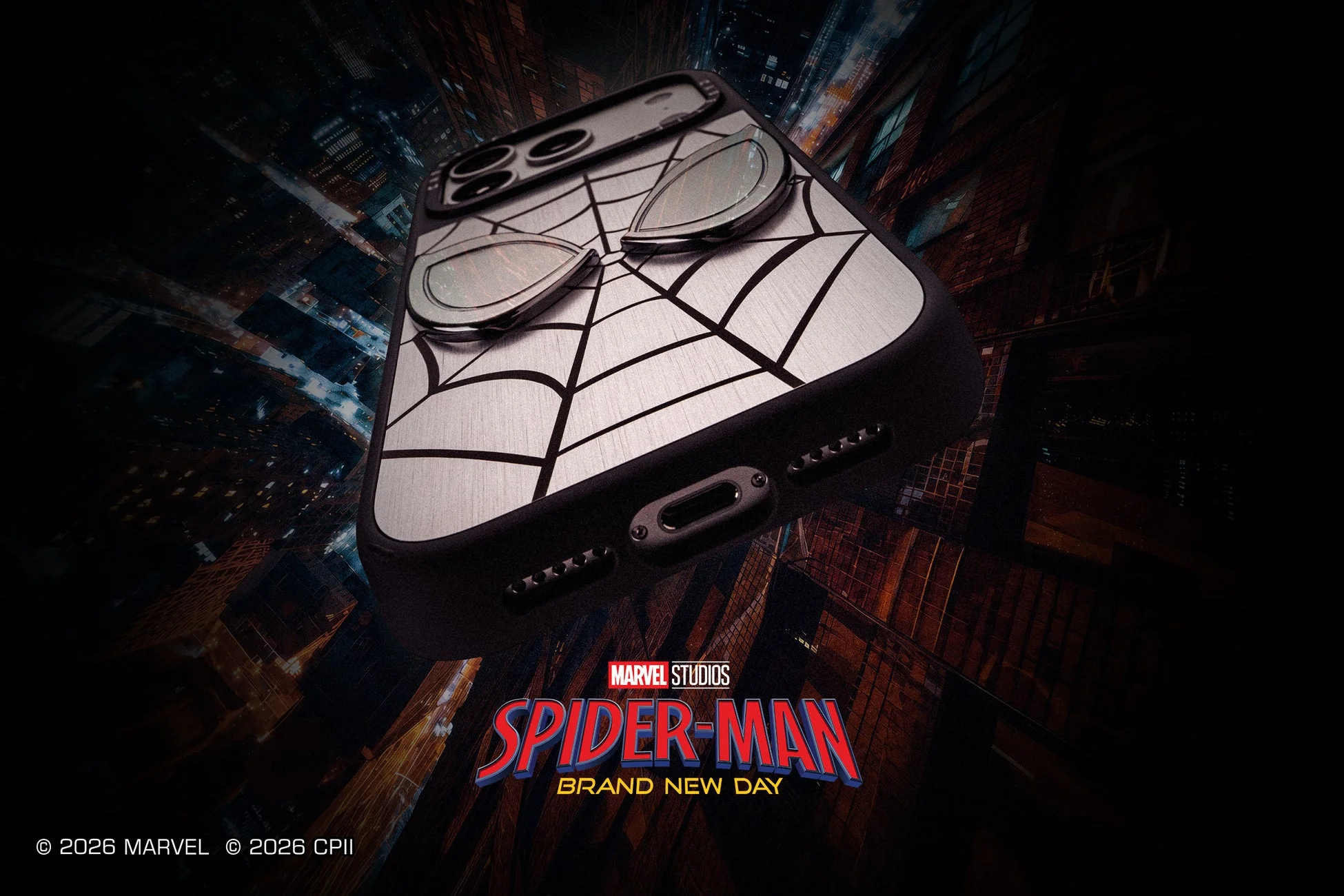 スパイダーマンの象徴的なクモの巣と目をモチーフにしたスマートフォンケースが、暗い都市の背景に浮かび上がっています。