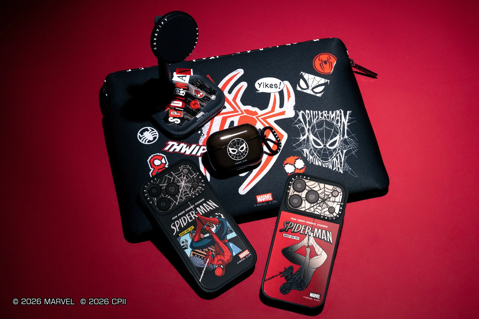 スパイダーマンをテーマにしたCASETiFYのコラボレーション製品群が赤い背景に並べられています。