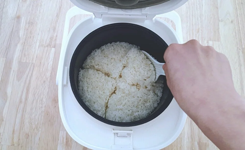 炊き上がったご飯をほぐす様子