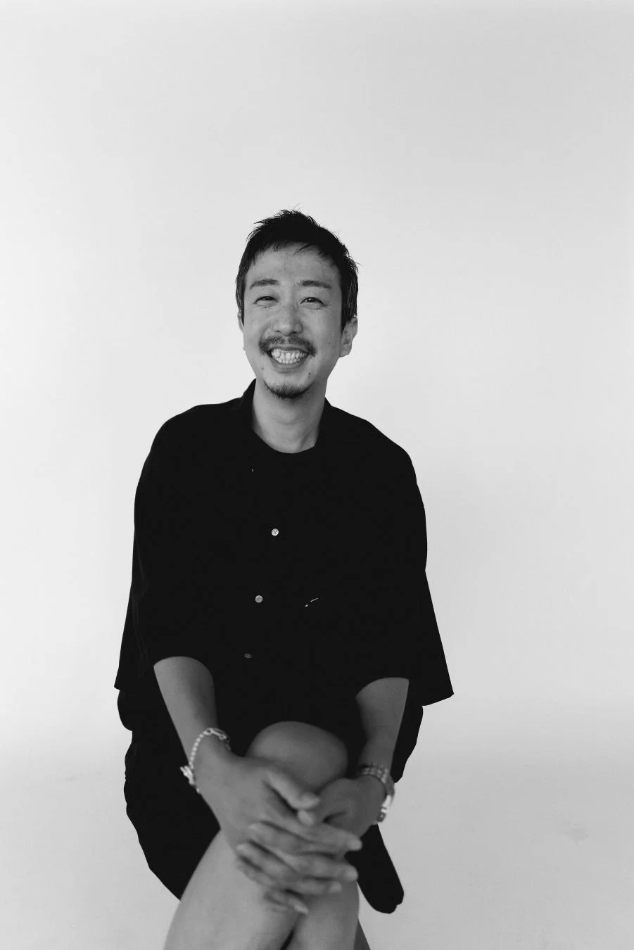 黒いシャツを着て笑顔を見せるかっぴー氏