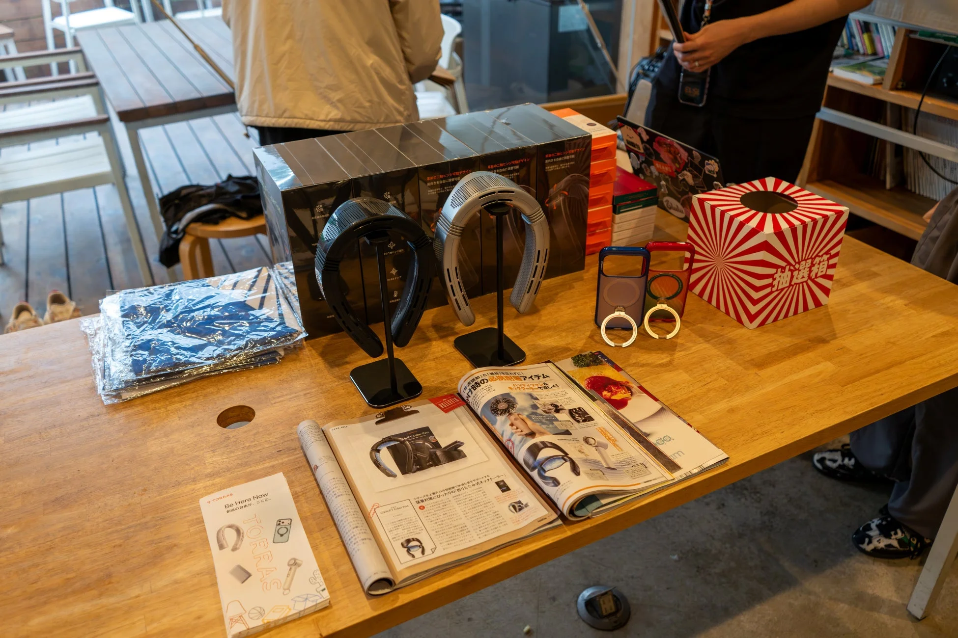 TORRASの首掛け扇風機COOLIFYの製品展示と抽選箱