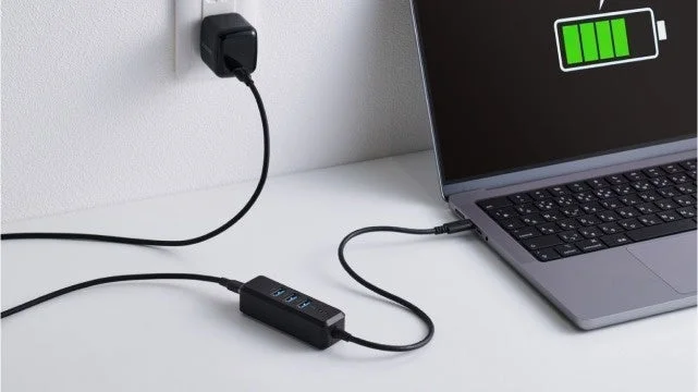ノートPCを充電中のUSBハブ