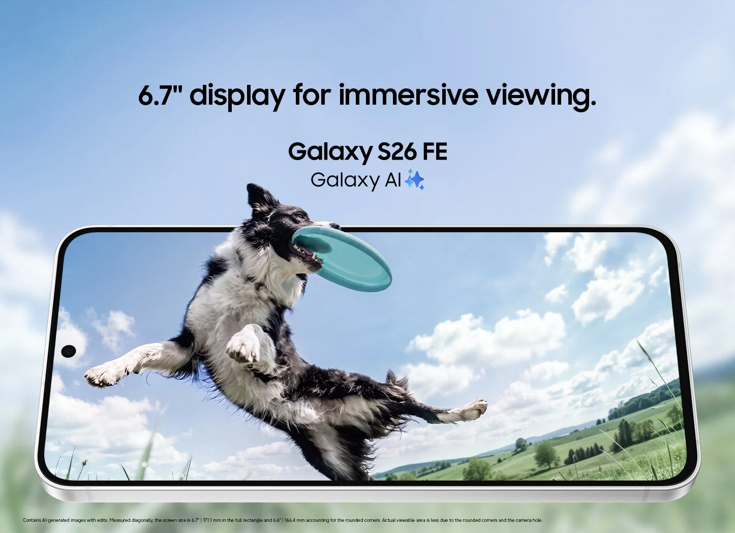Samsung Galaxy S26 FEのディスプレイにフリスビーをキャッチする犬の画像が表示されている