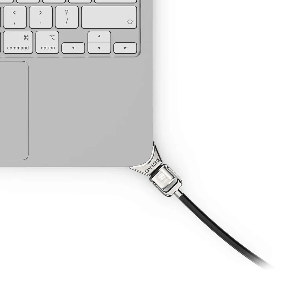 MacBookに装着されたセキュリティロックとケーブル