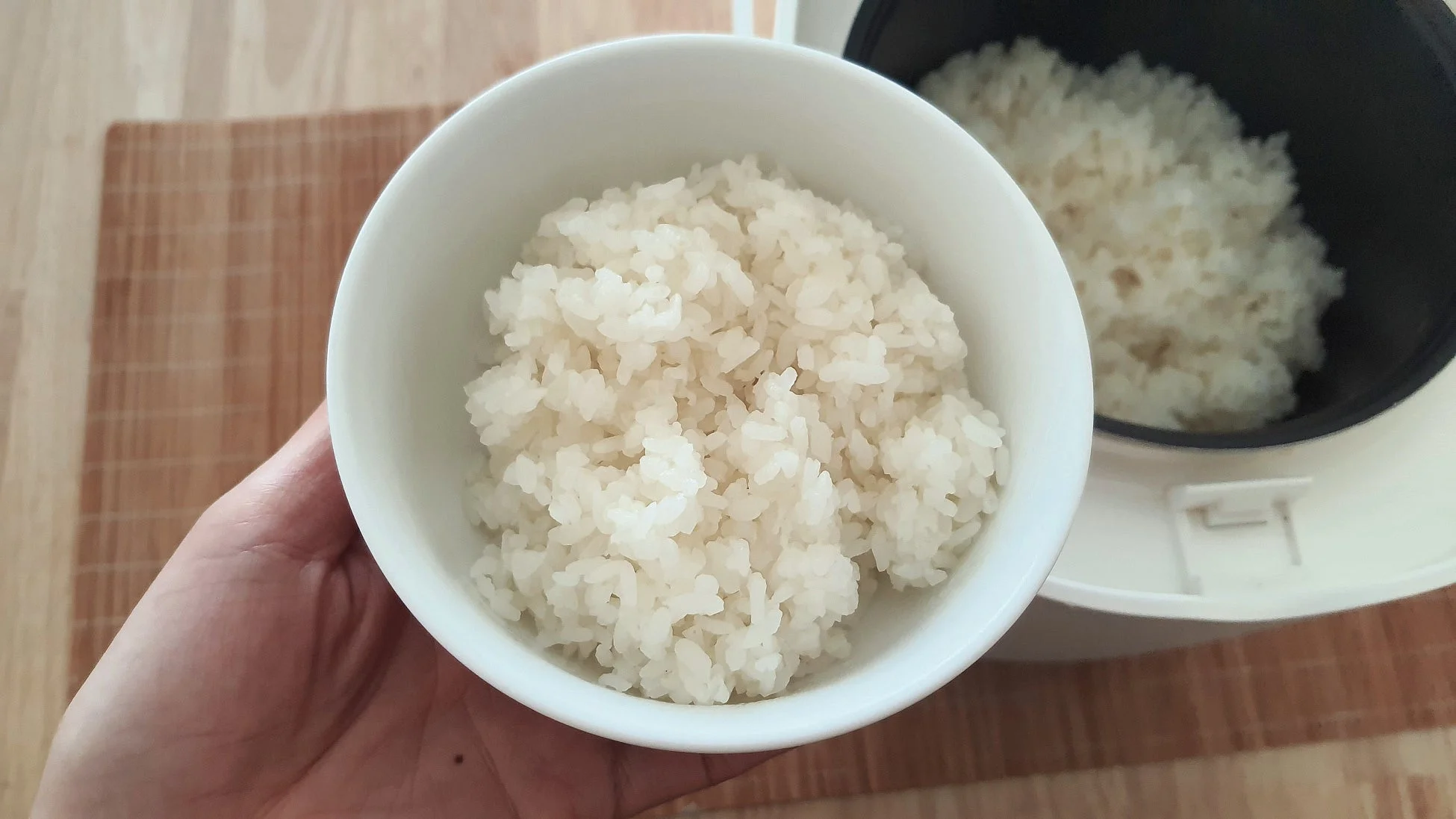 茶碗のご飯と炊飯器