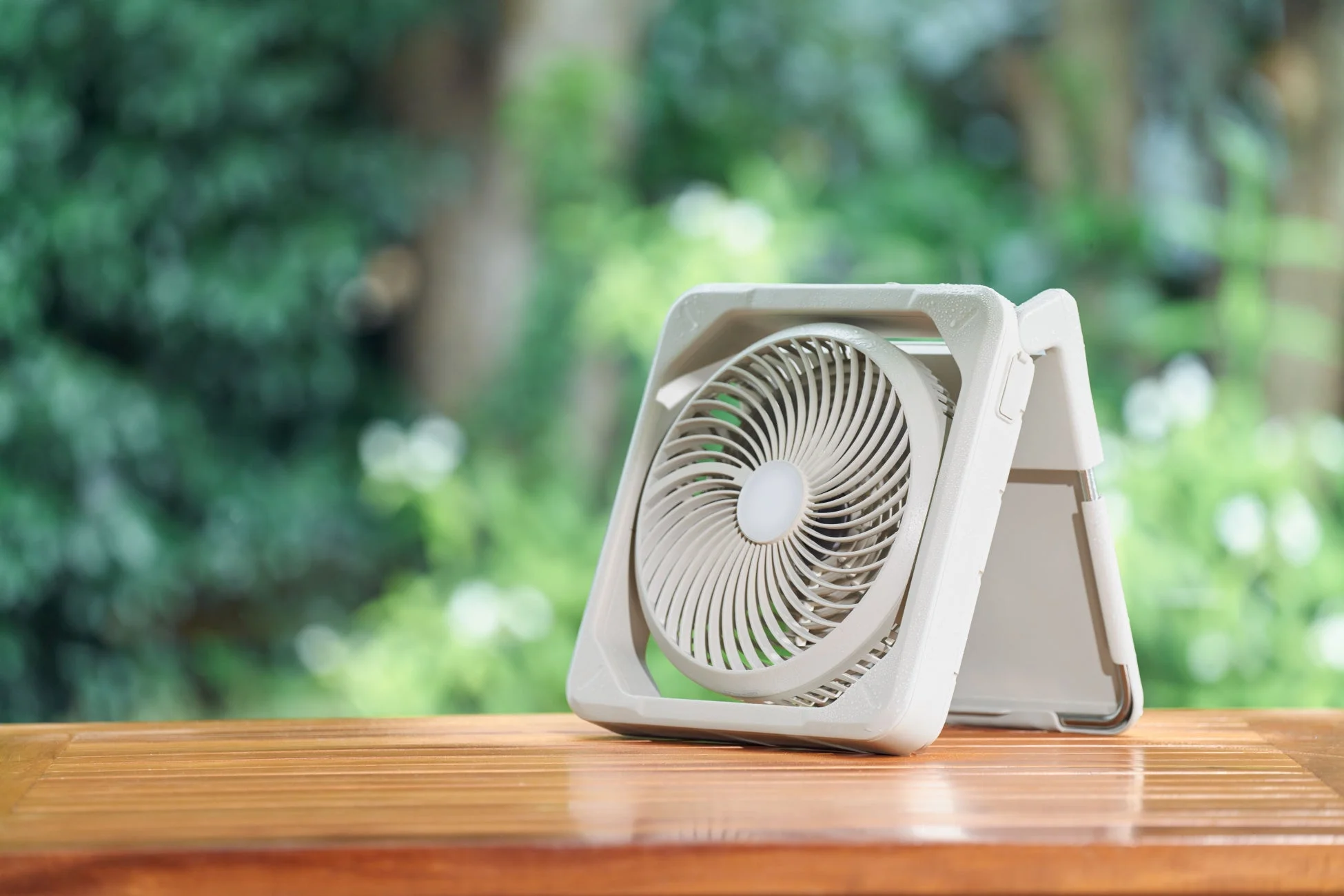 木製テーブルに置かれた扇風機