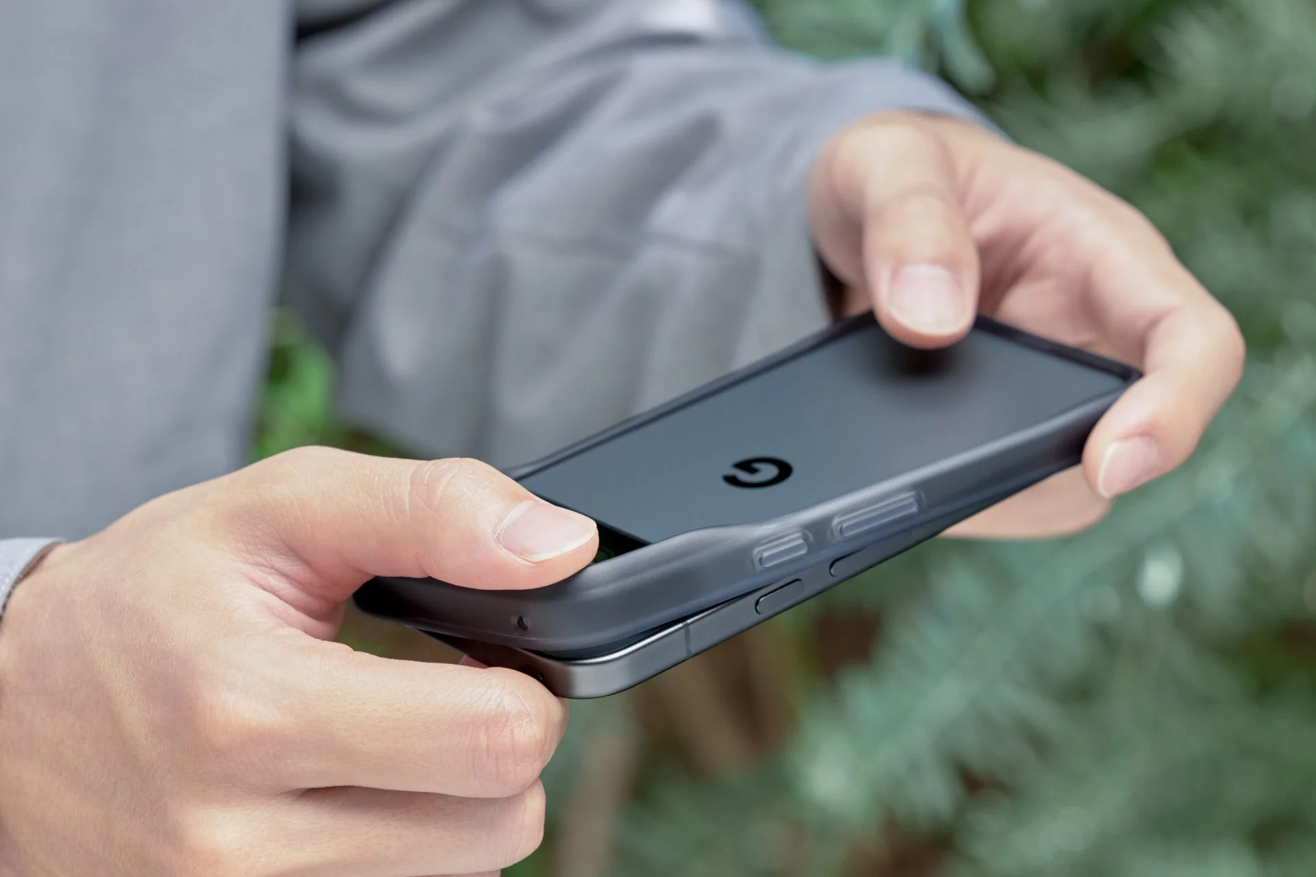 SnowカラーのThe CloudBumperを装着したGoogle Pixel