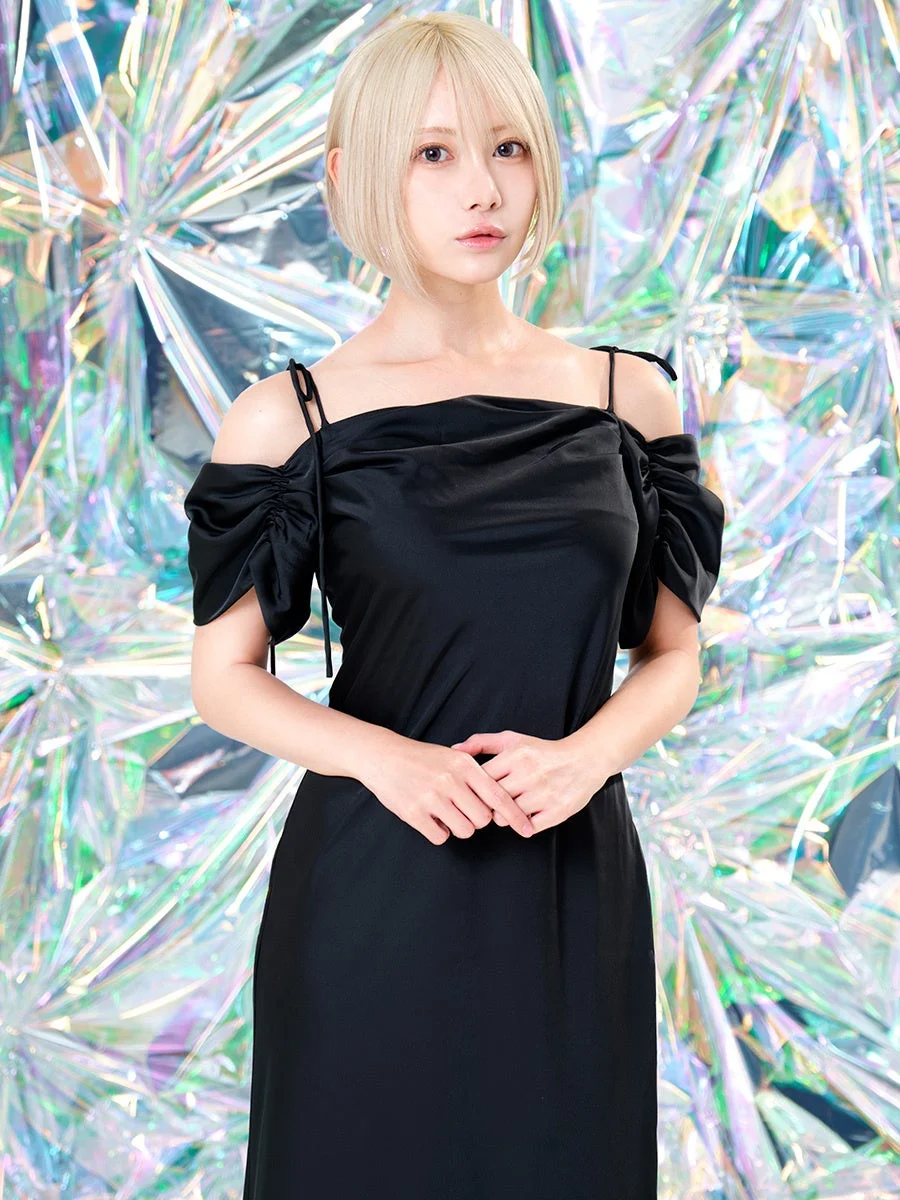 金髪ショートヘアで黒いオフショルダードレスを着た篠崎こころさん