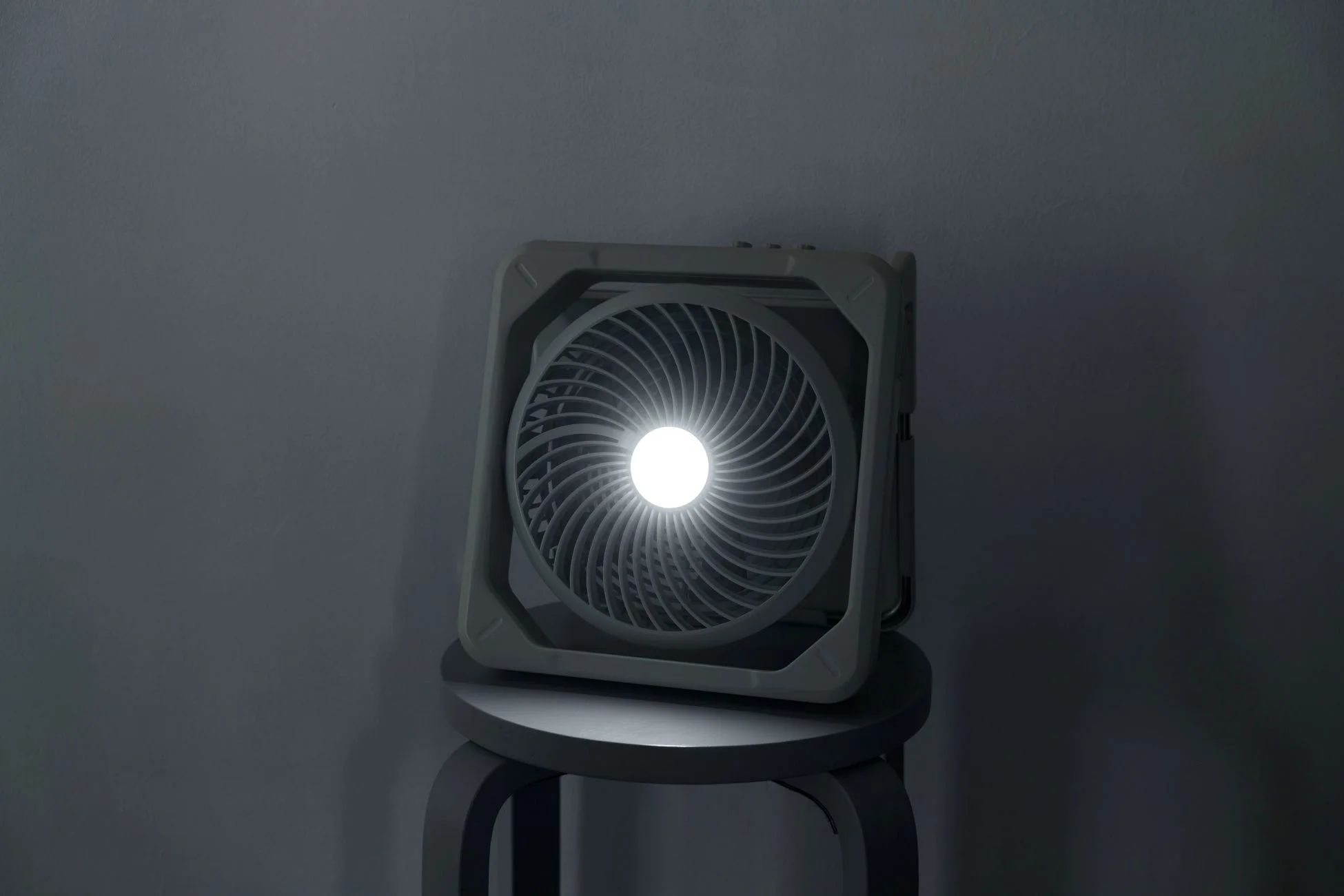 暗闇でLEDライトが光る扇風機