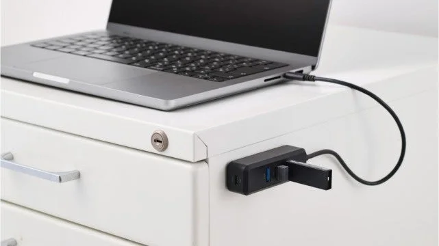デスク上のUSBハブとノートPC