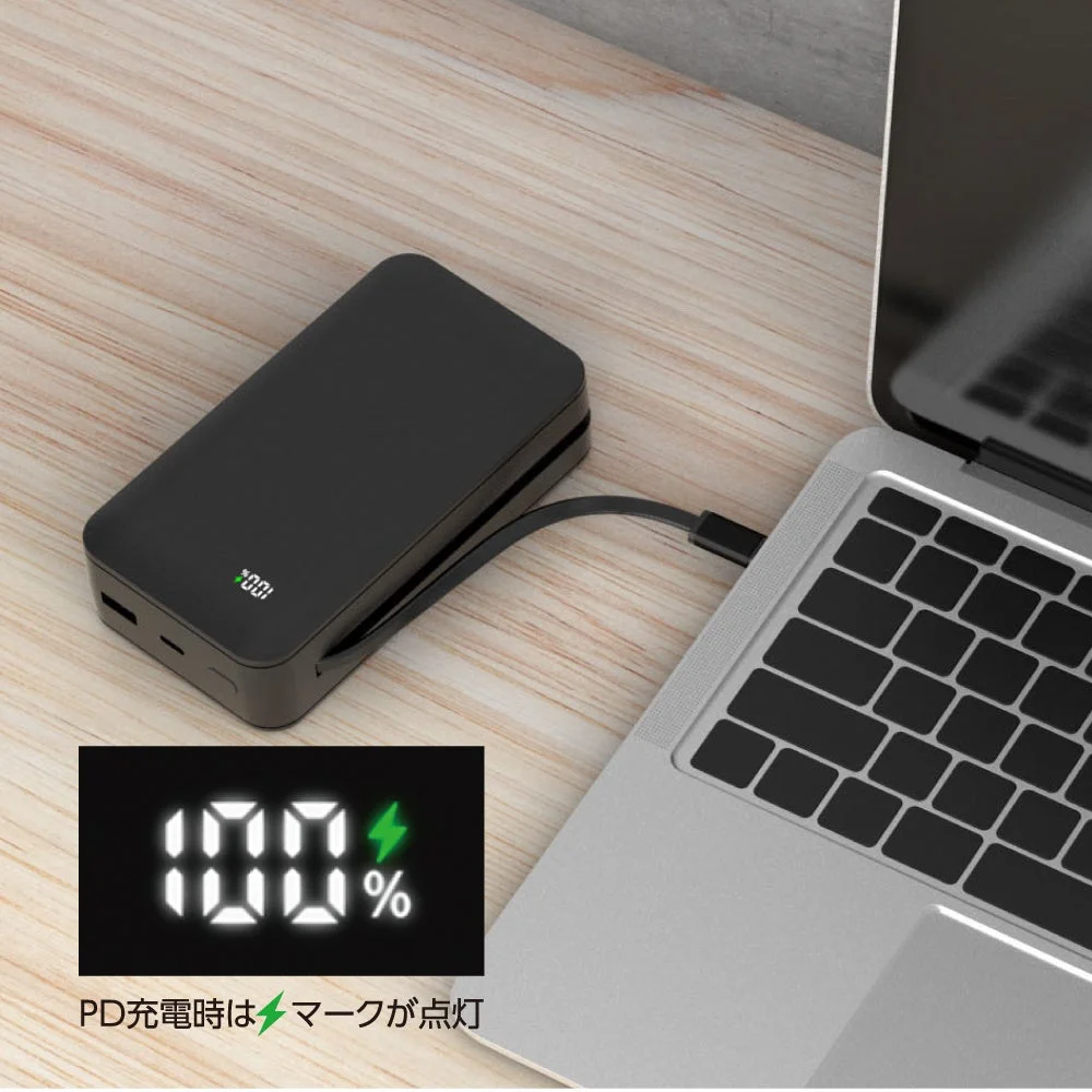 モバイルバッテリーでノートPCを充電する様子