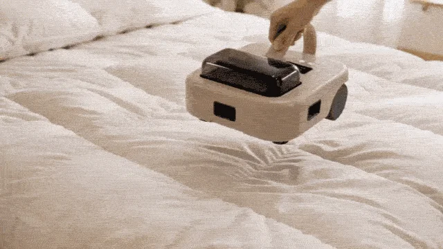 布団の上を自動走行するAIクリーナーロボ