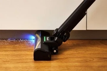 青色LEDで照らされる床のゴミ