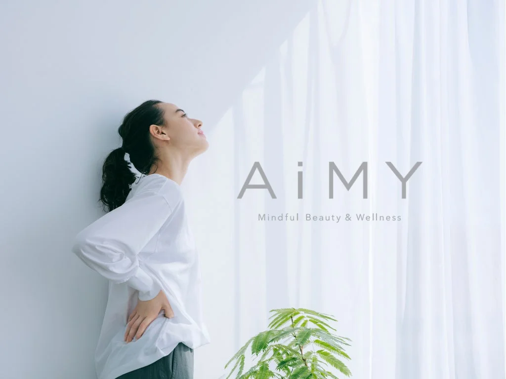 AiMYロゴと女性の画像