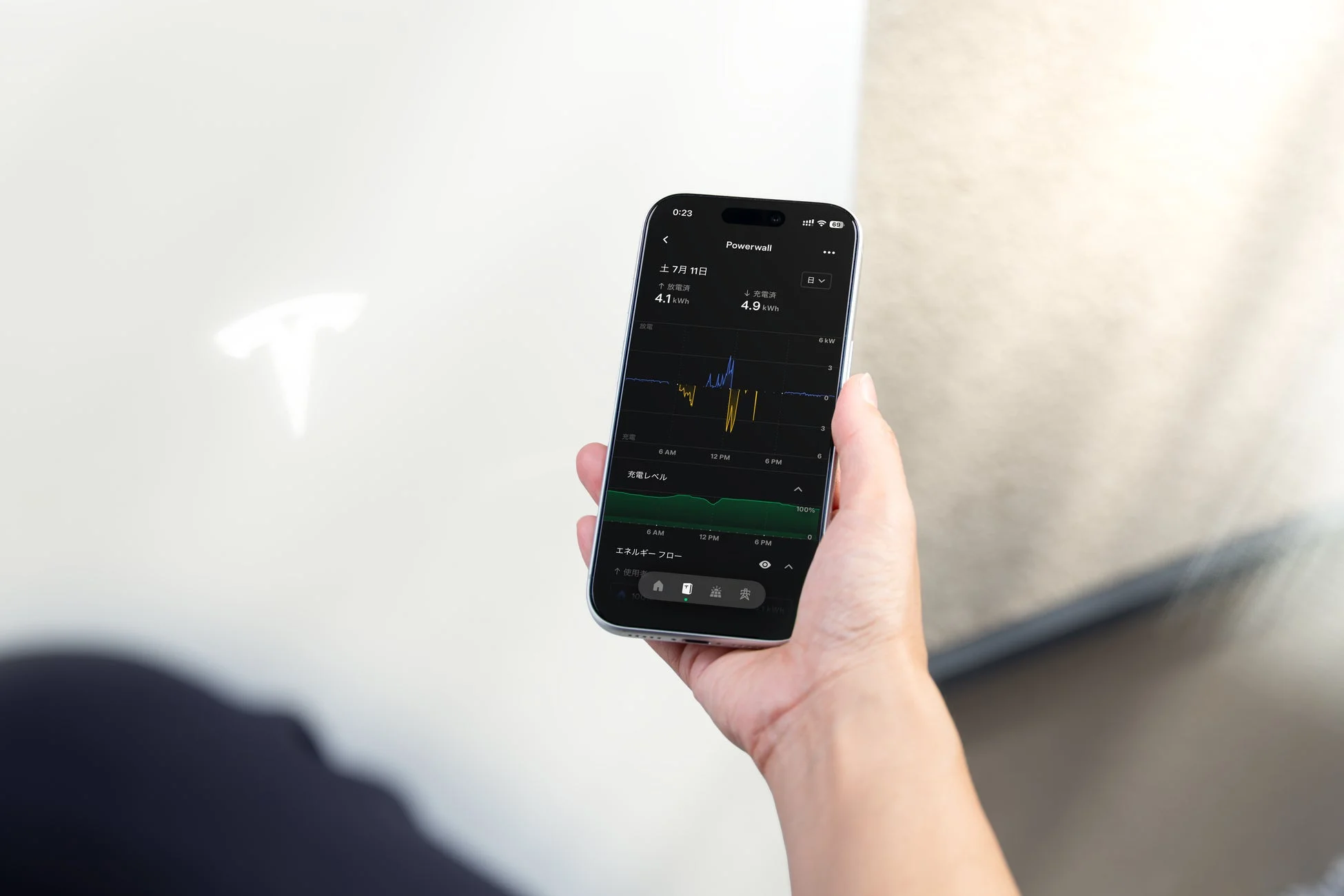 スマートフォンでテスラPowerwallのエネルギー管理アプリを表示している画像