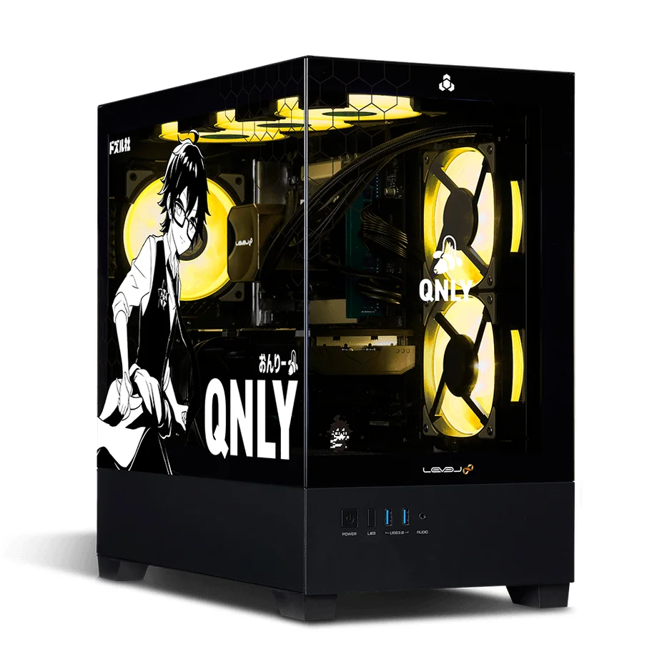 黒いゲーミングPCケースの内部、冷却ファンが黄色く光る