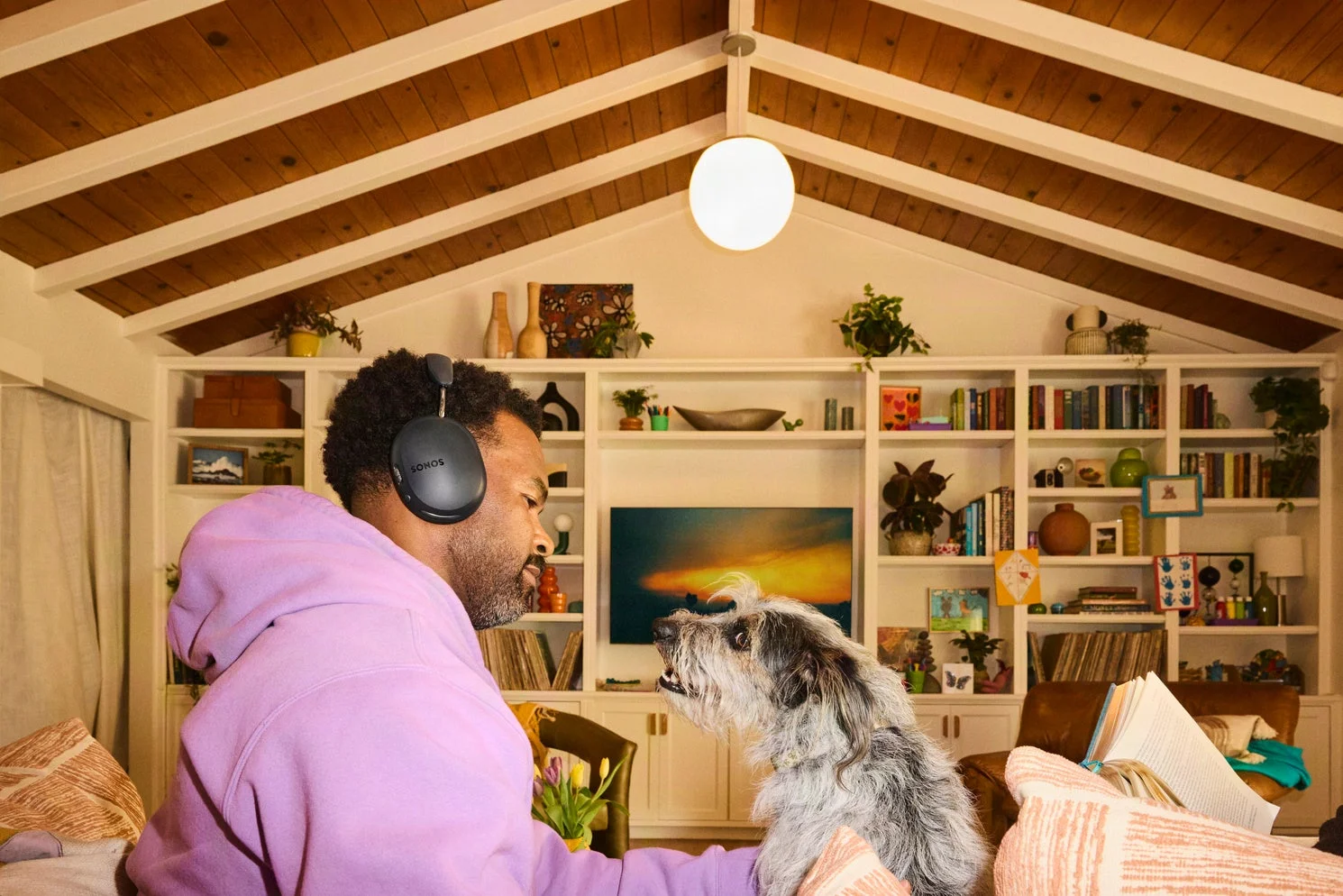 Sonos Ace Ultraを使用する男性と犬