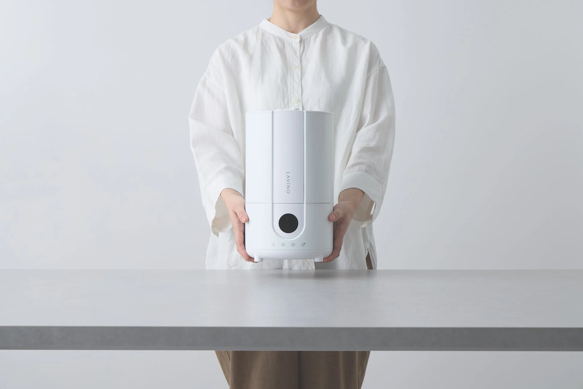 加湿器を手に持つ人物