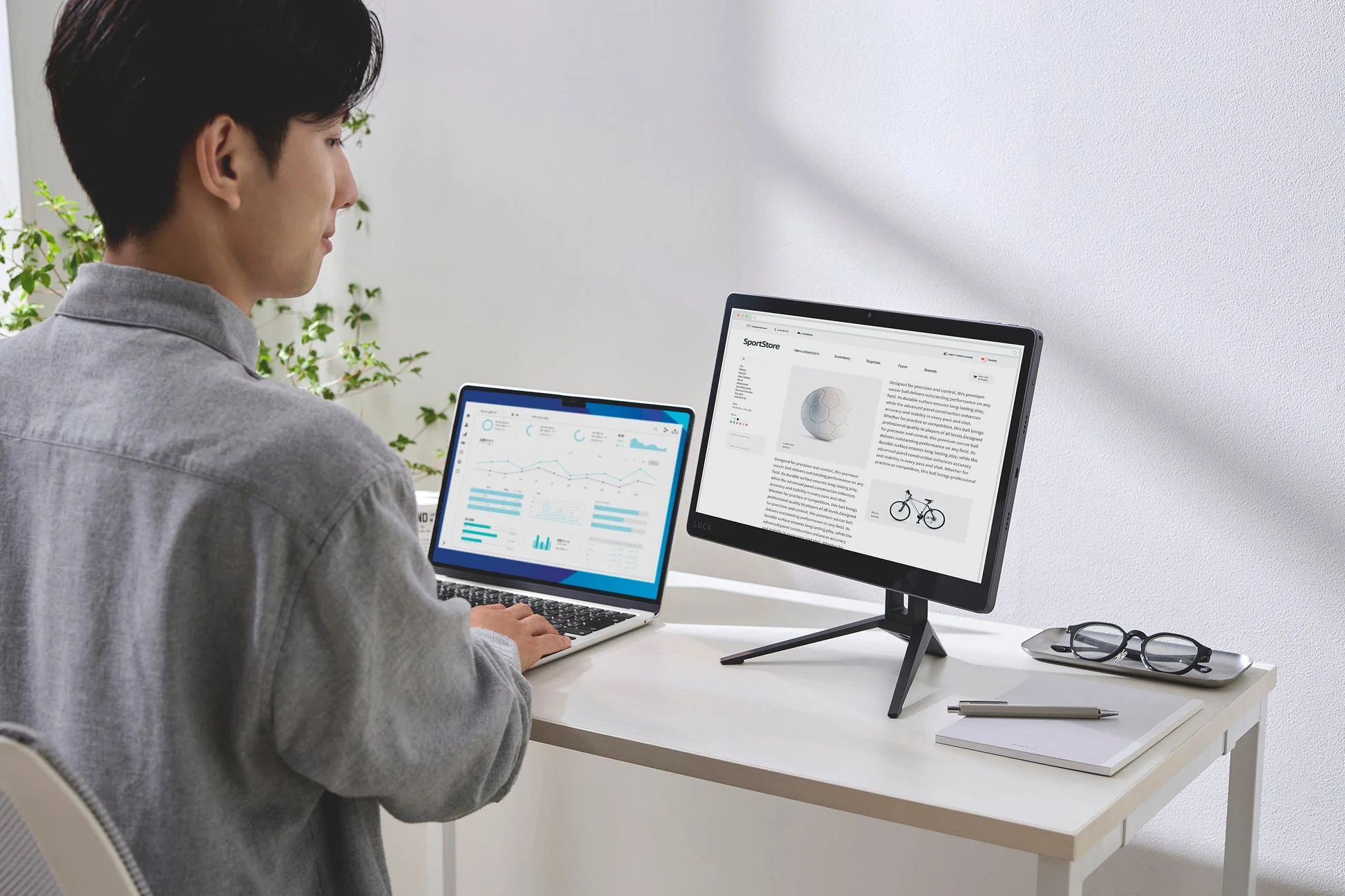 デスクでタブレットスタンドを使用