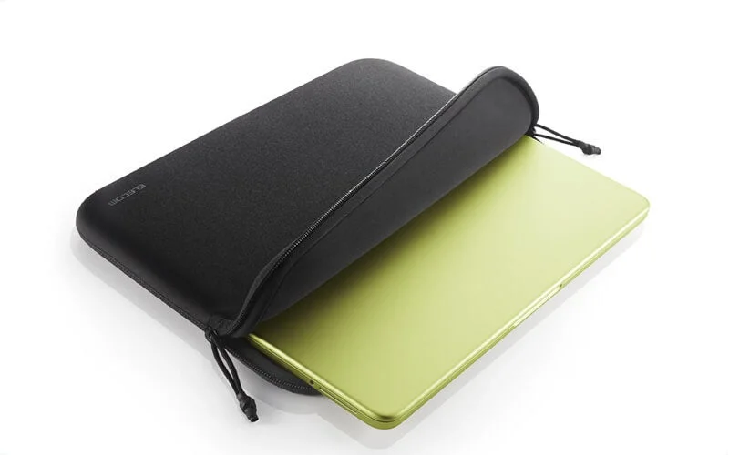 MacBookを収納したインナーバッグ