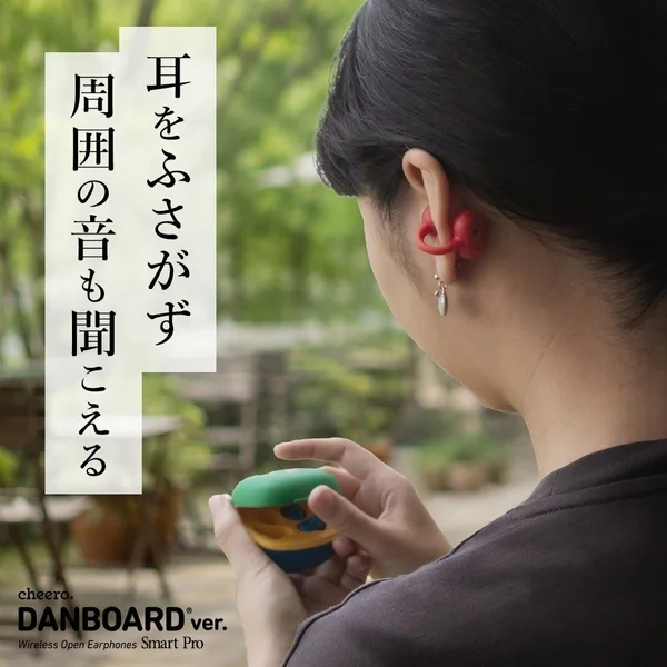 屋外でオープンイヤー型イヤホンを装着する女性