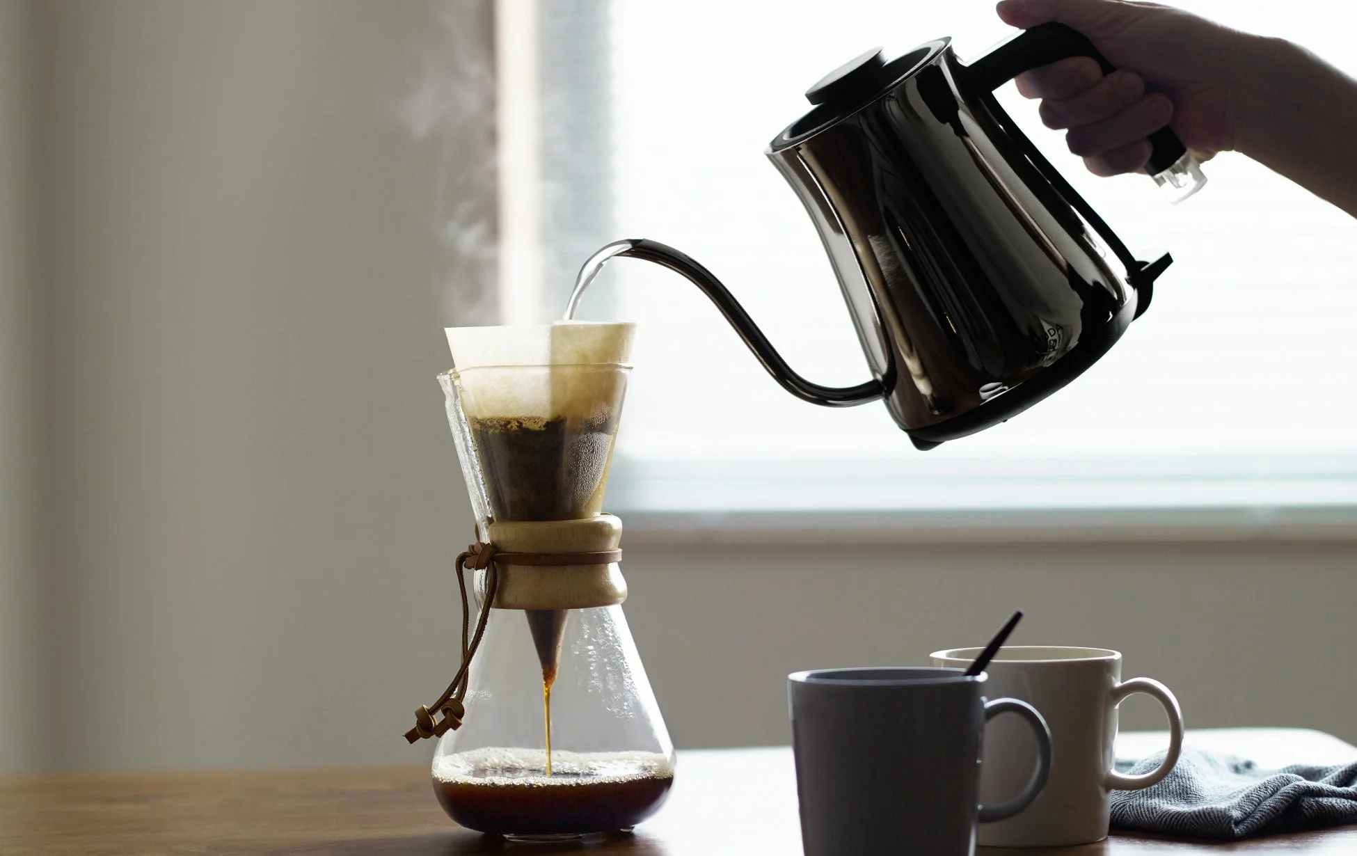ハンドドリップでコーヒーを淹れる様子