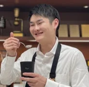 コーヒーをテイスティングする男性
