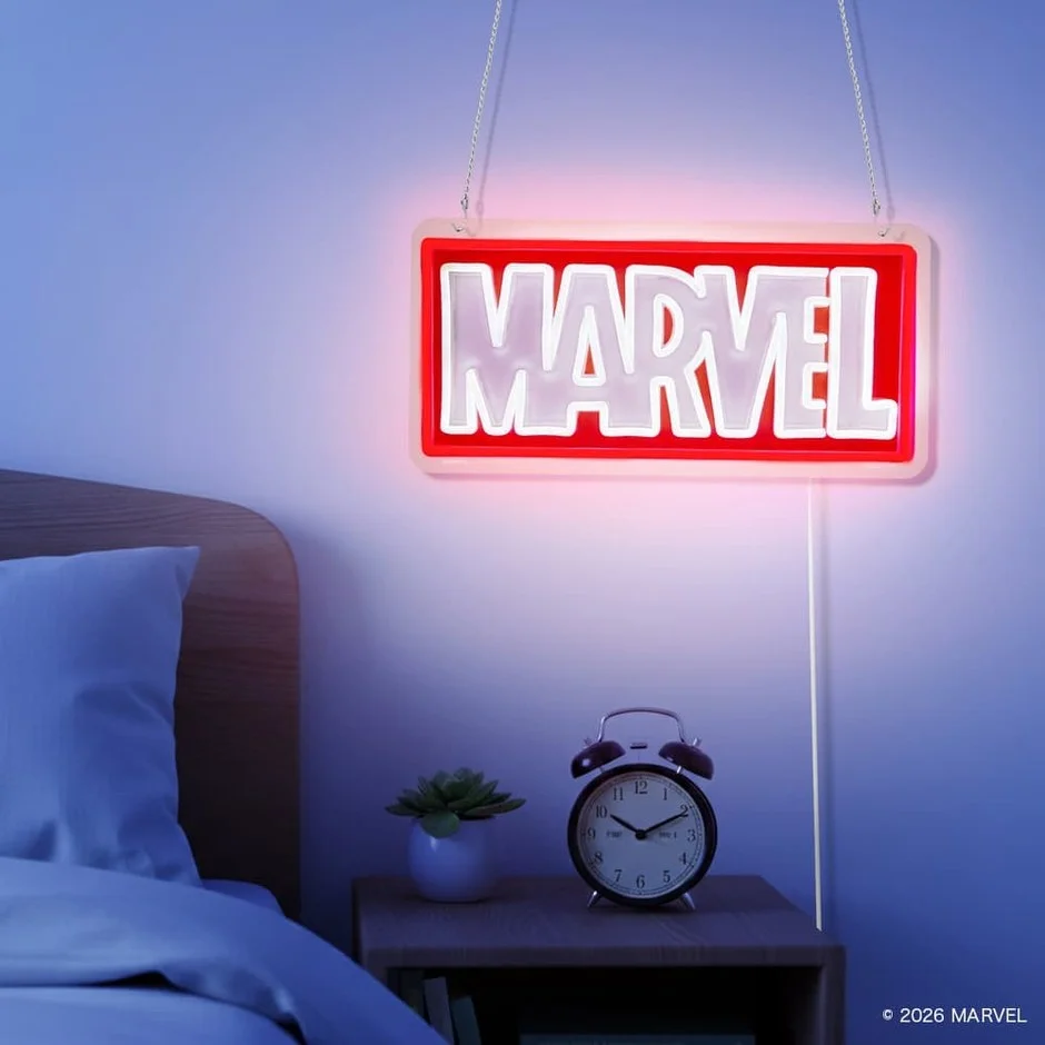 薄暗い寝室に吊るされたMARVELロゴサイン