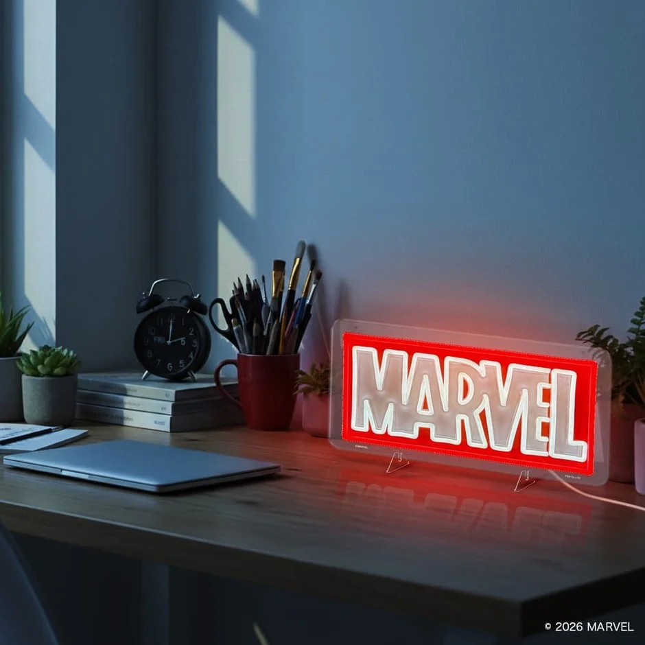 夕暮れ時のデスクに置かれたMARVELネオンサイン