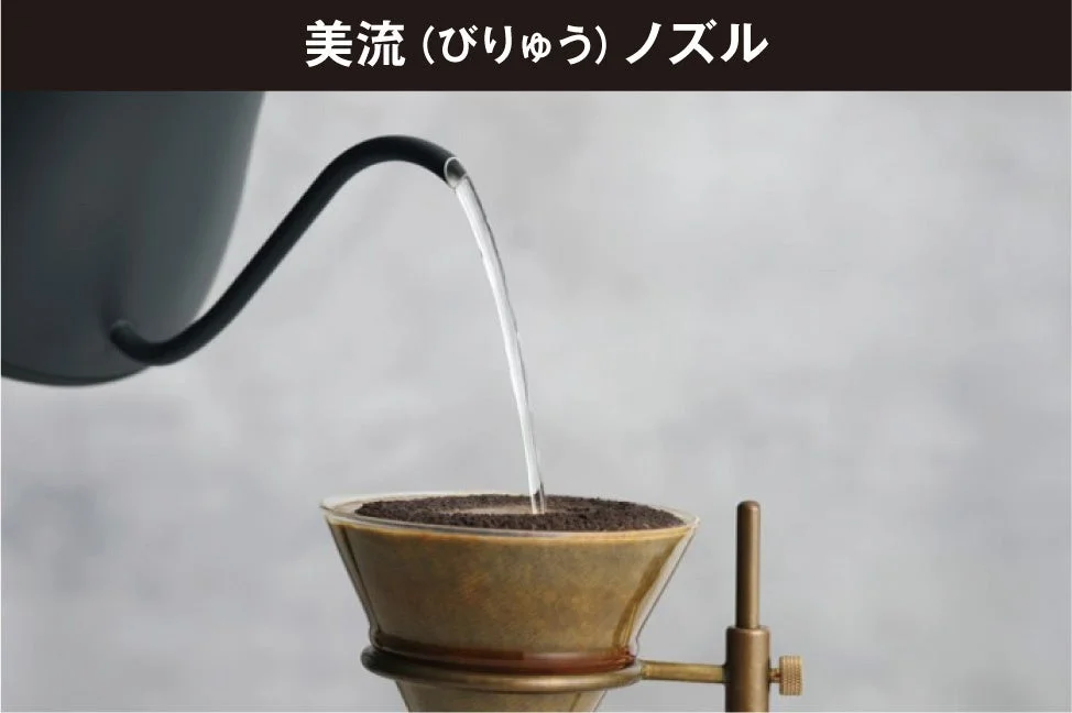 コーヒーを淹れる様子