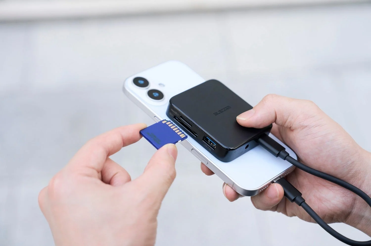 スマートフォンにカードリーダーを接続する様子