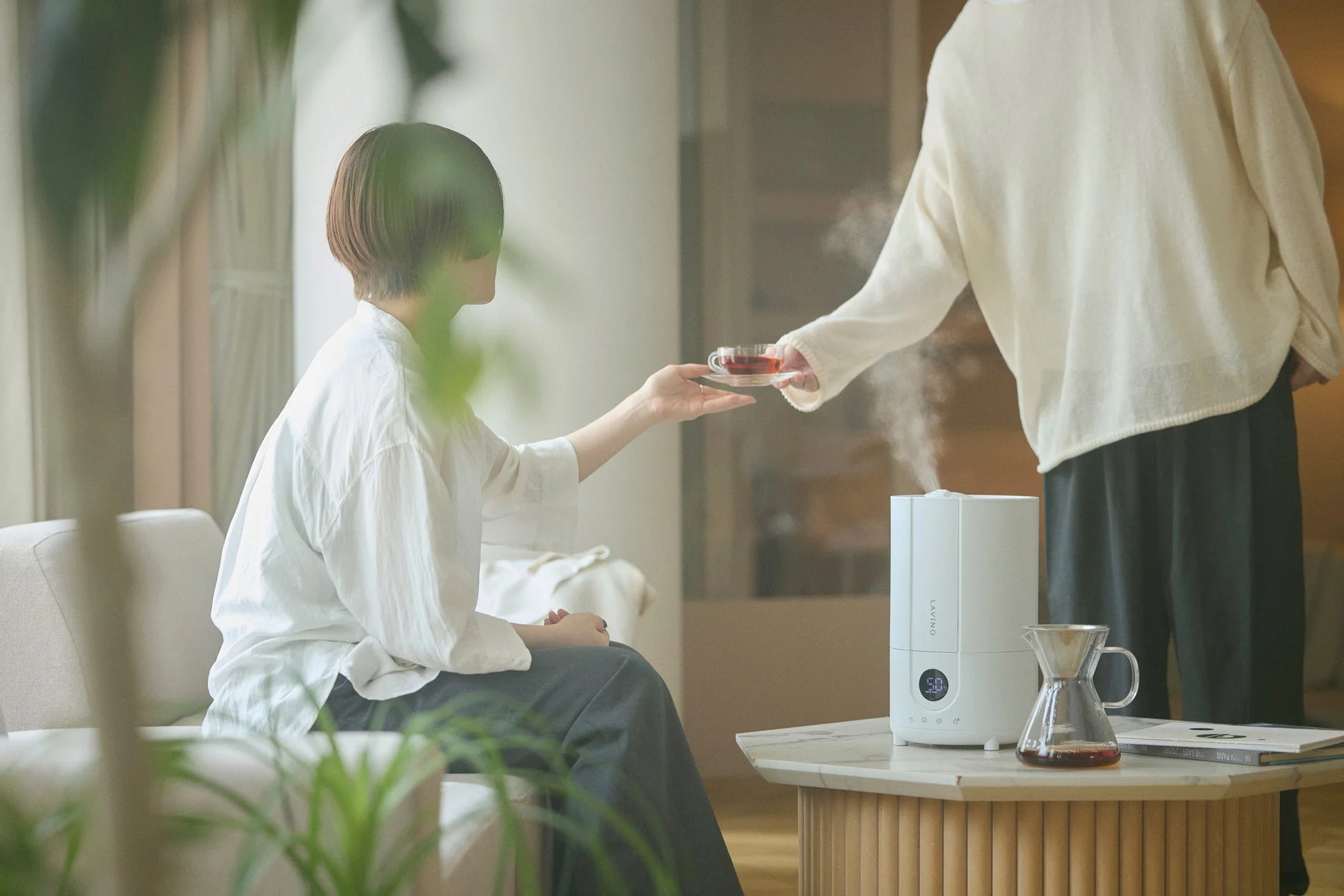 部屋でくつろぐ人々を映した画像