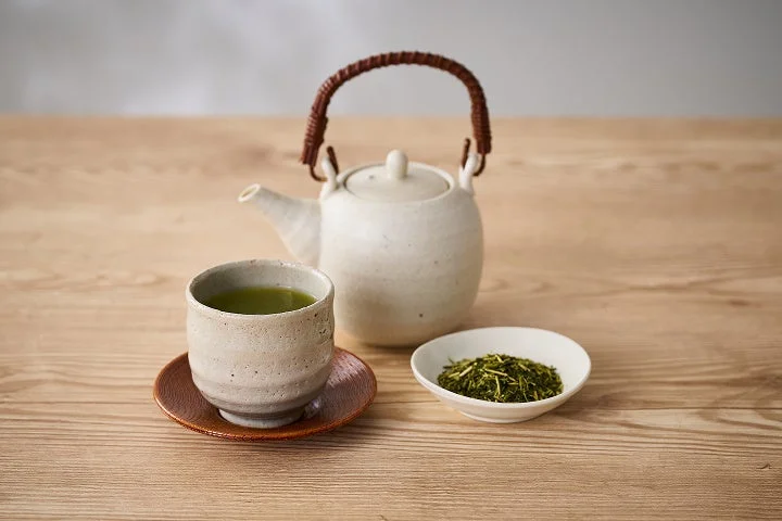 木製のテーブルに置かれた日本茶のセット