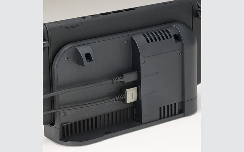 Nintendo Switch本体がドックに接続された状態の背面