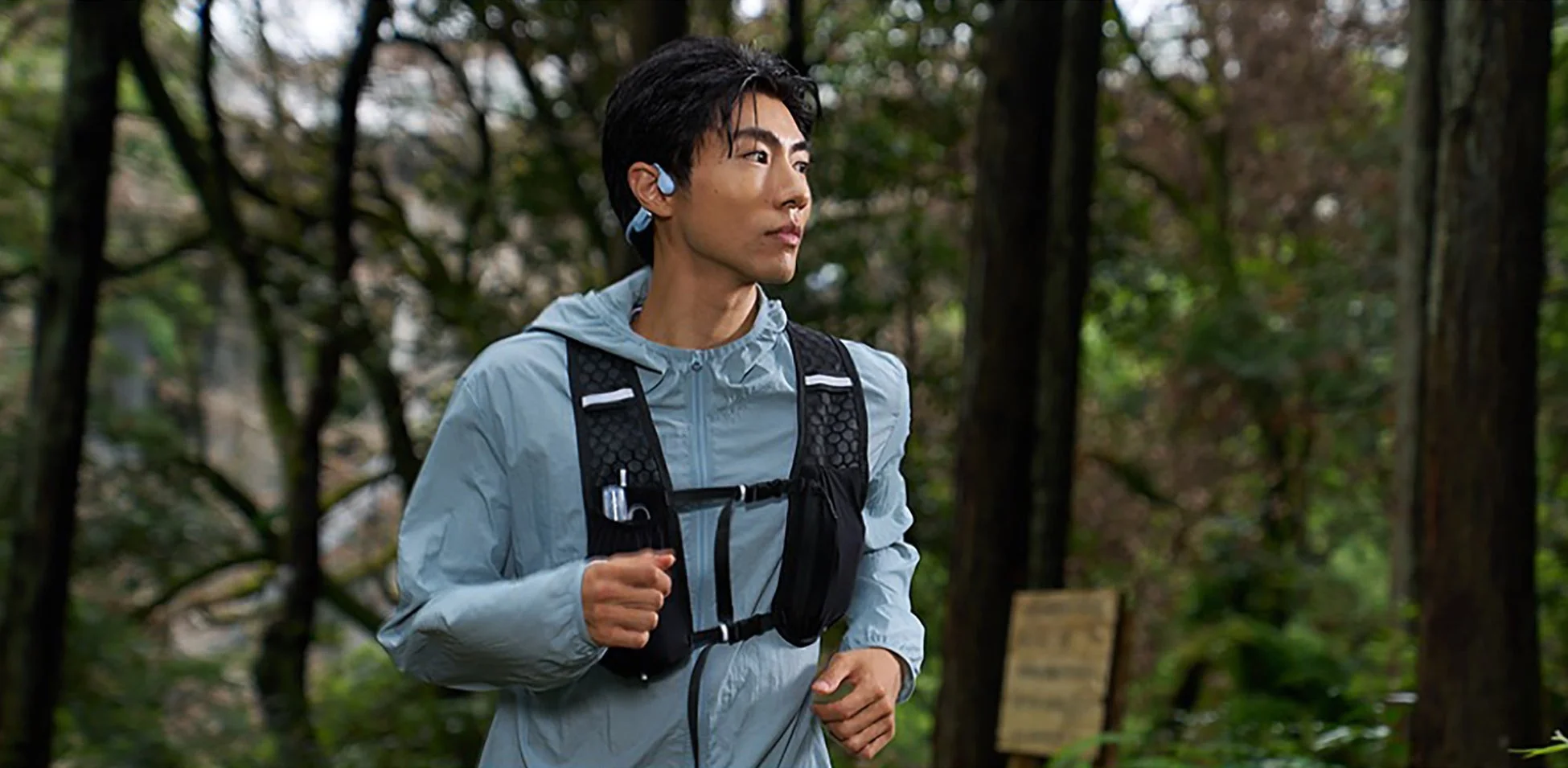 森の中をランニングする男性