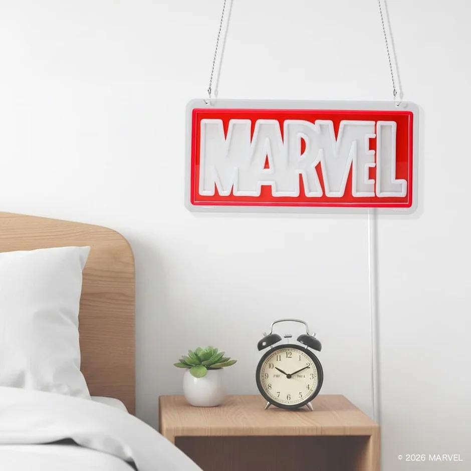 寝室に飾られたMARVELサインボード