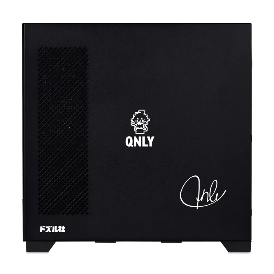PCケース前面の「QNLY」ロゴとキャラクター