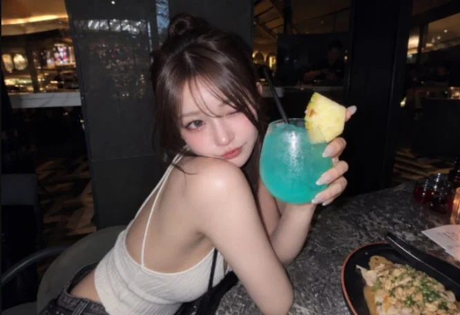 夜のバーでカクテルと自撮り