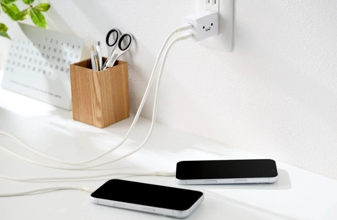 しろちゃんデザインの30W充電器で2台のスマホを充電